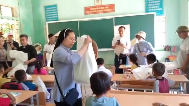 fb-285328895298373_786570107445240