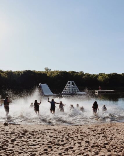 fb-149608895080801_1271255321708185