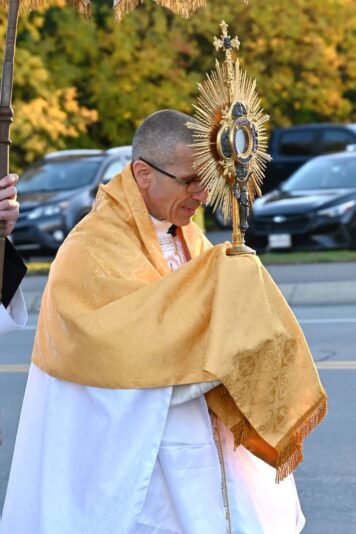 fb-116343758405910_1257060233118215