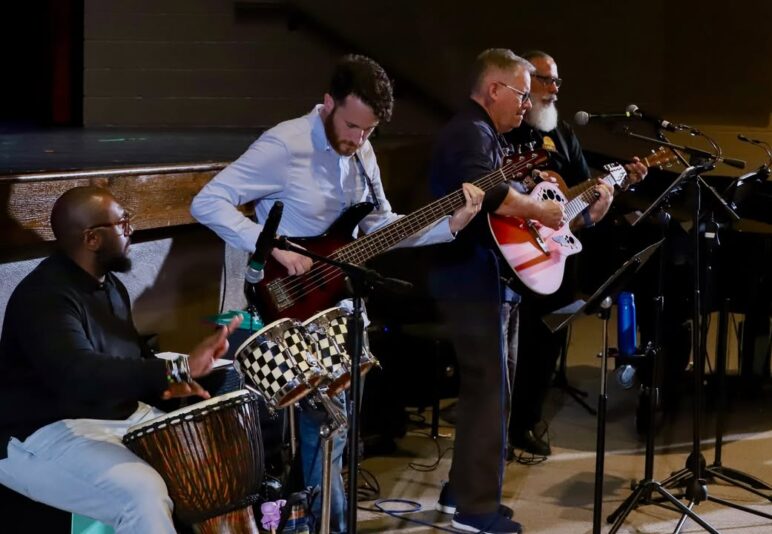 fb-1094082193990443_1294032619433205