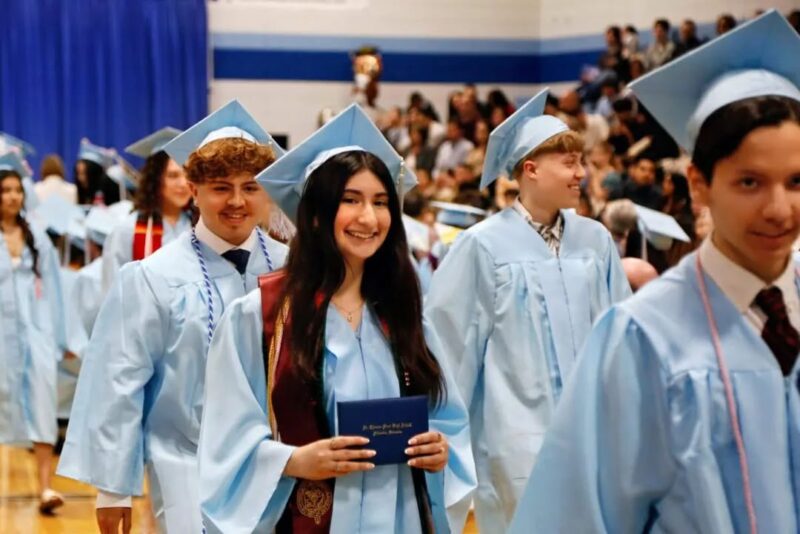 fb-355703527834405_1169075418596595