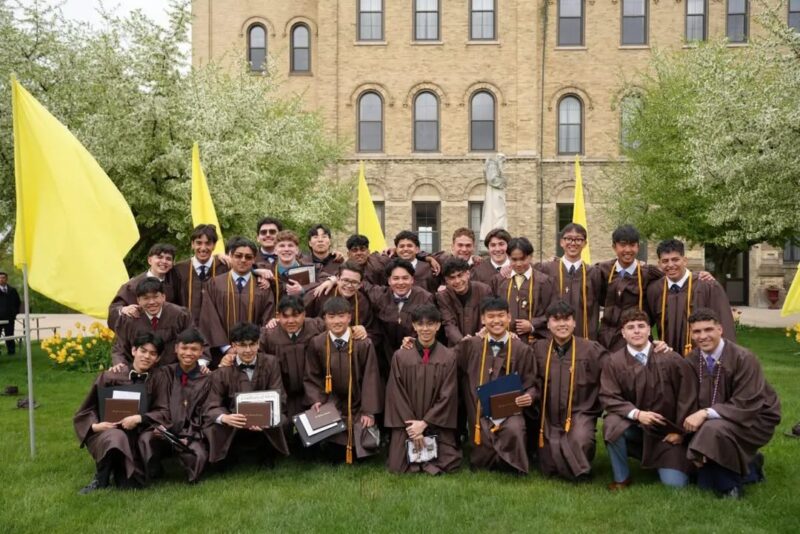 fb-355703527834405_1169065981930872