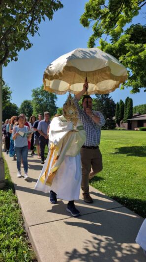 fb-355703527834405_1177715647732572