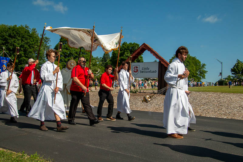 fb-355703527834405_1177707297733407