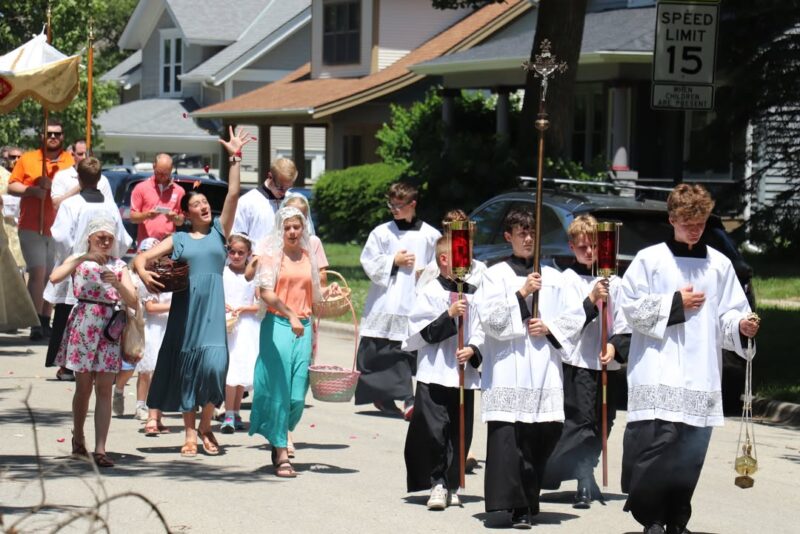 fb-355703527834405_1178551534315650