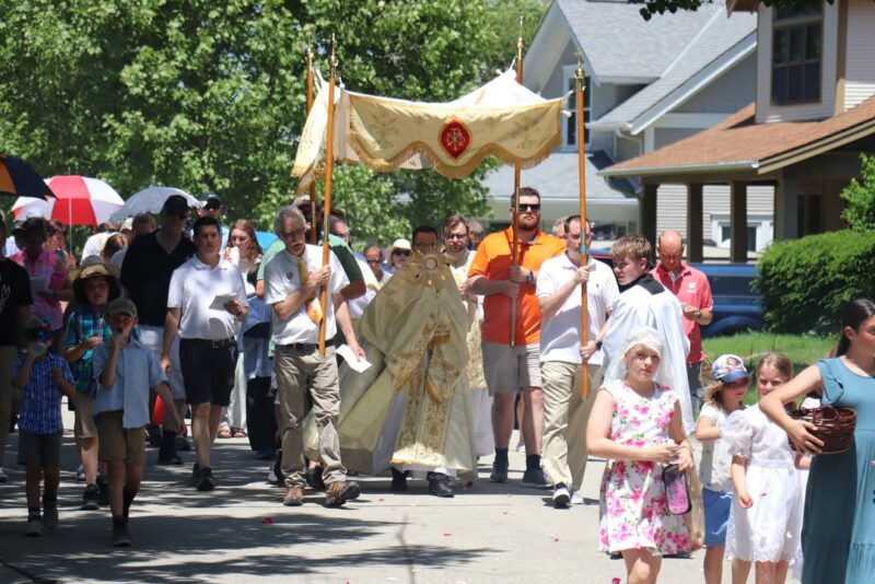 fb-355703527834405_1178551534315650