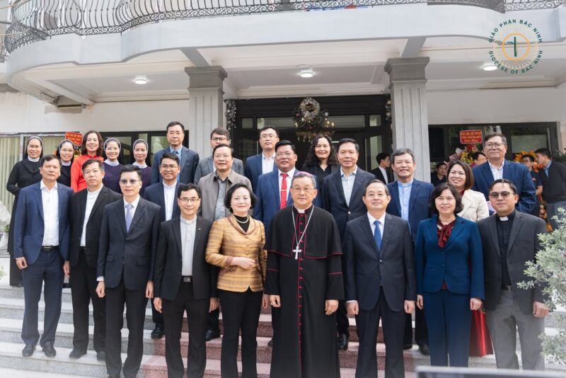 fb-732768673513037_1178315994425283