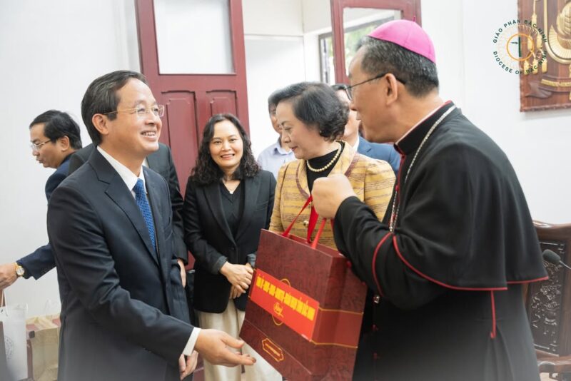 fb-732768673513037_1178315994425283