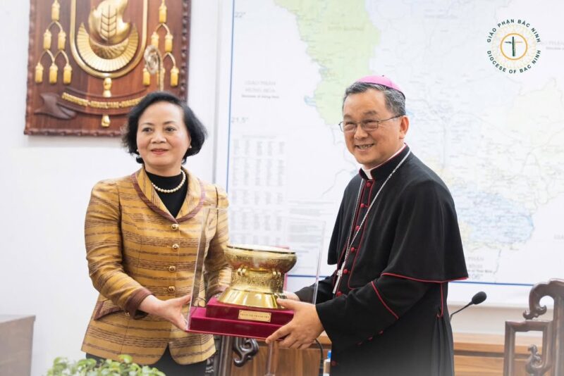 fb-732768673513037_1178219117768304