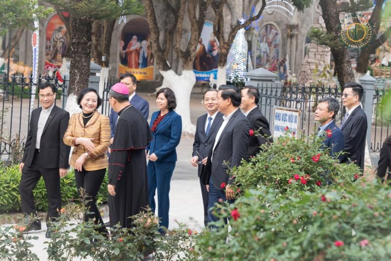 fb-732768673513037_1178219117768304