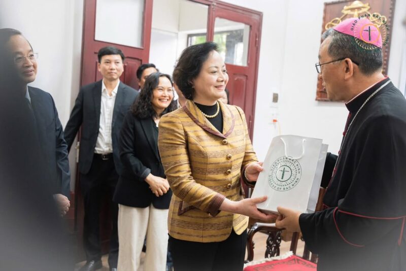 fb-732768673513037_1178219117768304