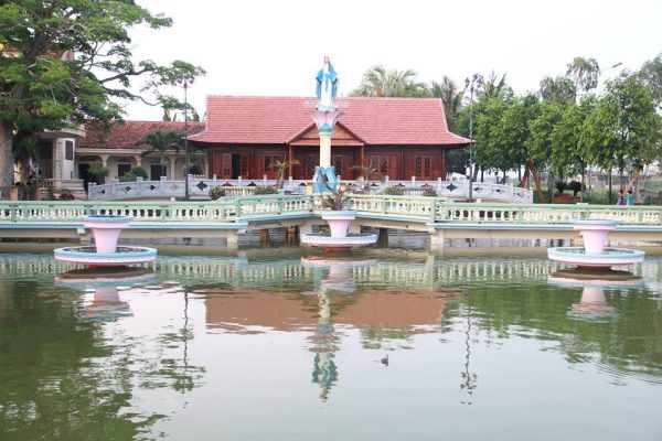 Đài Đức Mẹ giáo xứ cẩm trường