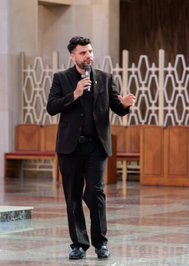 fb-424801330909662_1086097076877302